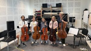 Celloleerlingen krijgen les van Monique Heidema